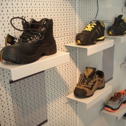 Prateleira metálica para forro perfurado