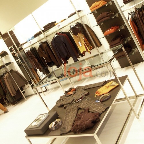 Estantes e Mesas para Loja de Roupa