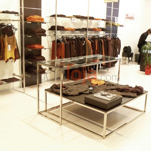 Estantes e Mesas para Loja de Roupa